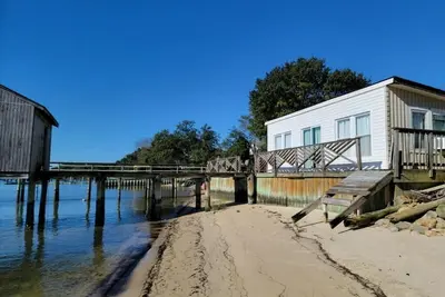 Image de The Boat House on the Bay - On the water; Pet Friendly; WiFi