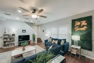Image de Sunset Oasis Home with Serene Backyard only 1 mile to Uf & Stadium!