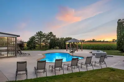 Image de Sleeps 30 | 5000+ Sq Ft | Pool & Hot Tub