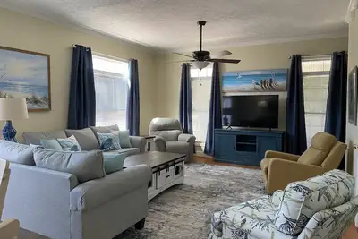 Image de Cozy home within walking distance to the beach. Golf cart available for x-fee