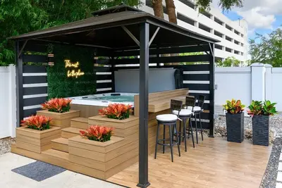 Image de Charming home Near Tpa and Bucs stadium! Ev Charger and Jacuzzi!