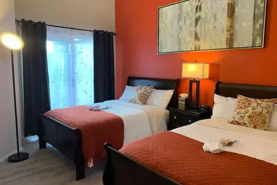 Image de A Cozy Bellevue Condo at CrossRoad Mall