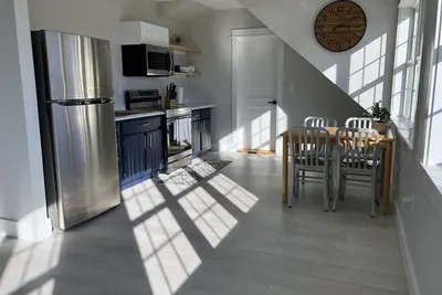Image de Sparkling New Apartment!