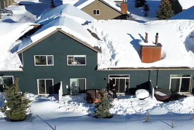 Image de Welcome to the Mountain's Edge Chalet located in the heart of Big Sky, Montana.