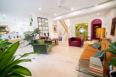 Image de Welcome to Fun Haus. An artistic refuge.