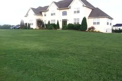 Image de Executive Home 6, 000 Sqft With Theatre Room And Large Yard