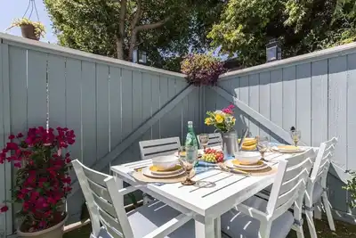 Image de Spacious Modern and conveniently located.