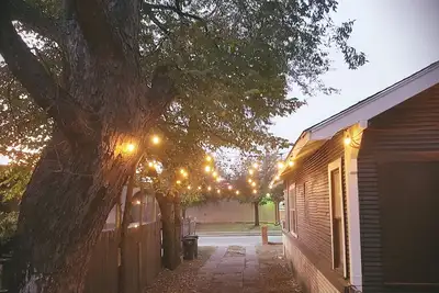 Image de King Bed, 2 Homes, 2 Kitchens, Sleeps Up Too 13, 3 Mins From Stockyards Fortworth!