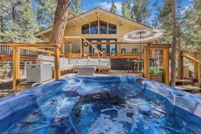 Image de 🌟Cozy Cabin In The Woods! 🌟Hot Tub, Private 3/4 Acre, Ac