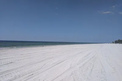 Image de Bright Condo with Private Beach Access and Short Drive to Cities and Parks
