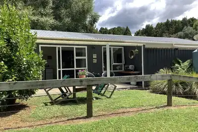 Wood Pigeon Cottage- Pet friendly 2kms from Hauraki Rail Trail-Free Breakfast