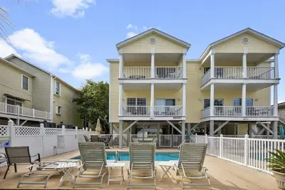 Image de Beautiful 3rd row ocean view home with private pool. Walk to ocean, food, bars.