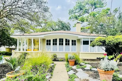 Image de Gilded Carriage Haus - Slps 10 Hot tub - 1 blk to town, Elegance!