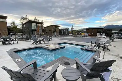 Image de Clubhouse Hot Tub + Steam Room, 15 Mins. to Ski Resort, 5 Mins. to Downtown Wf