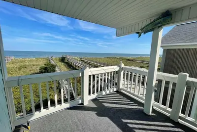 Image de Ocean front condo- 2nd floor- Long term stays welcome 🌞