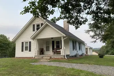 Image de Bledsoe’s River Inn. Cottage in the heart of wine country near Mtns. & Mayberry