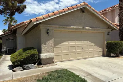 Image de Unique location House 2 beds 2 baths Swimming Pool, nice terrace, garage attached