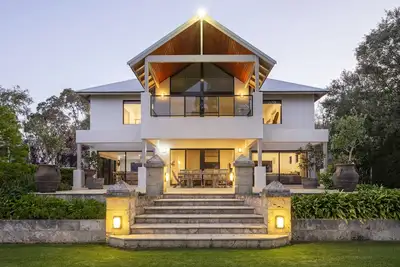 Image de Luxurious And Super Inviting with Comfortably Casual Coastal Vibe
