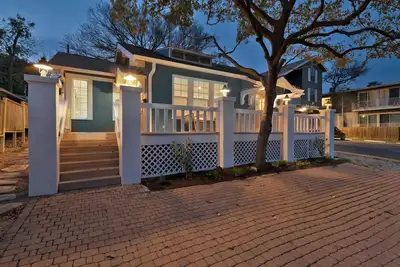 Image de Downtown retreat and super walkable! Sleeps 6 - 10.