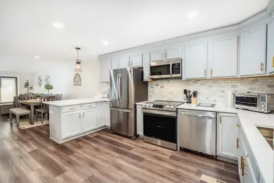 Image de Brand New High End Luxury Condo Lake Views Pool Hot Tub Close To All Attractions
