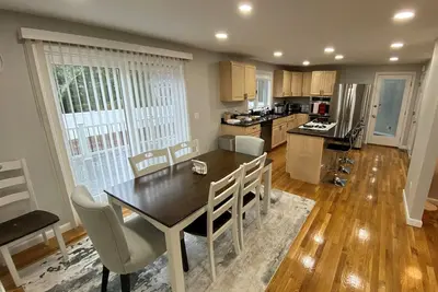 Image de Tastefully Renovated Family Friendly Home, Less Than A Mile To Beach