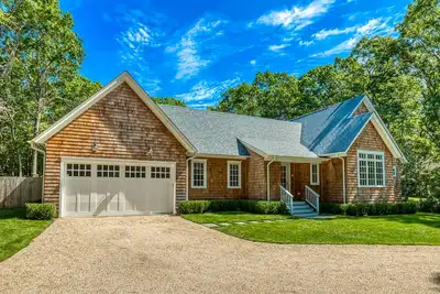 Image de Stunning 3 Br / 2. 5 Bath New Construction Home in East Hampton w/ In Ground Pool