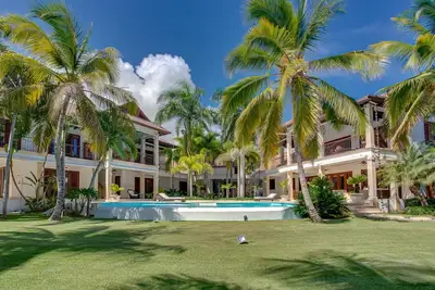 Image de House next to beach with a private spring fountain