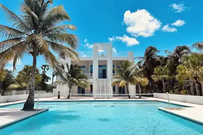Image de Oceanfront Dream Villa. Expansive pool, game room, rooftop lounge, kitchen.