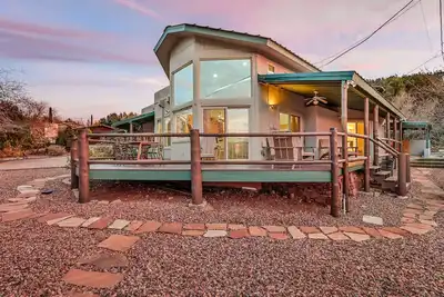 Image de Welcoming 5-Bedroom home with fantastic views!