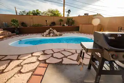 Image de Welcome to the Lake House! 3Bed/3 Full Bath Cul de sac pool home!