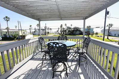 Image de Bay views! Charming Home 1 Min Drv to Bay + Outdoor Space + Centrally Located