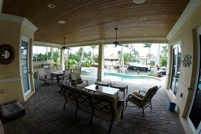 Image de Beautiful Two-Story Waterfront Home 4 Br And 3 1\/2 Bath with pool and hot tub. .