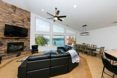 Image de Private beautiful lake home 2 car garage w\/dock & kayak access-3 miles to town!