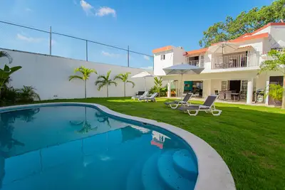 Image de Spacious home with private heated pool