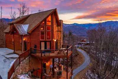 Image de ❄️Cozy Winter Getaway❄️ Pet Friendly! Hot Tub, Game Room🏓!