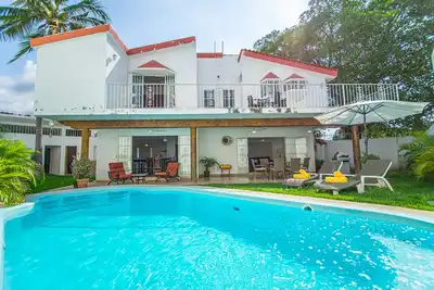 Image de Spacious home with private heated pool