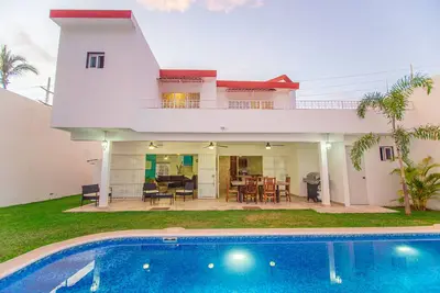 Image de Beautiful home with pool