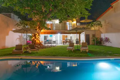 Image de Spacious home with private heated pool