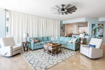 Image de Beachfront 10th-floor condo with Gulf view, pool, gym, & balcony