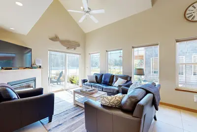 Image de Beautiful lakefront townhome with kayaks & dock - 2 blocks to the beach
