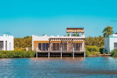 Image de Cozy Waterfront Home w\/Shared Pool, Water Views, WiFi, & Ac - Walk to the Beach