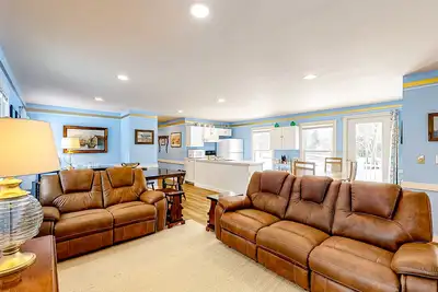 Image de Colorful duplex home with a large yard, deck, WiFi, & ideal Midcoast location