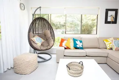 Image de Stylish Beach house - 9 min walk to South Golden beach! Book Bluesfest! !