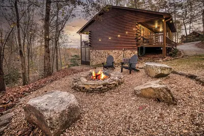 Image de Dog-Friendly Log Cabin with Hot Tub, Fire Pit, and Game Room.