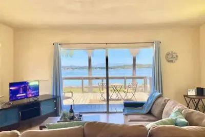 Image de An Original Lake House, with a Private Beach!