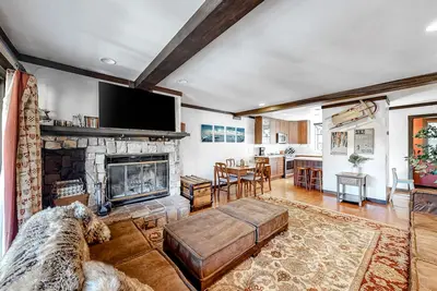 Image de Ski getaway with amazing mountain views, fireplace, pool, & river path access
