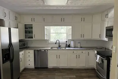 Image de All Decked Out Secluded Spacious home with Pool Close to the city!