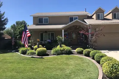 Image de Beachy Home in Provo. Large deck with builtin hot tub, Fire pit, Palapa