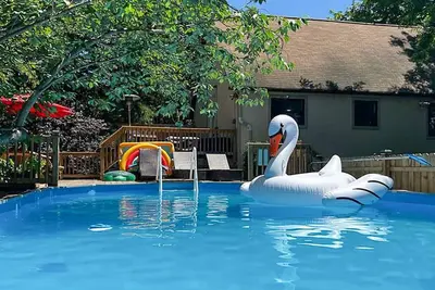 Image de Long Pond Chalet - w/Private Pool