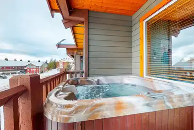 Image de Ski-in/out condo with fireplace & private hot tub - walk to lifts & Village